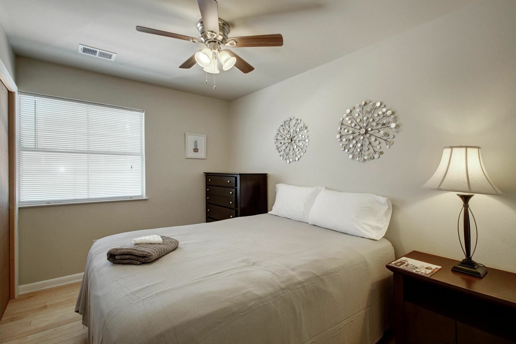 8 Bedroom Downtown Condo By Austinstays Exterior photo
