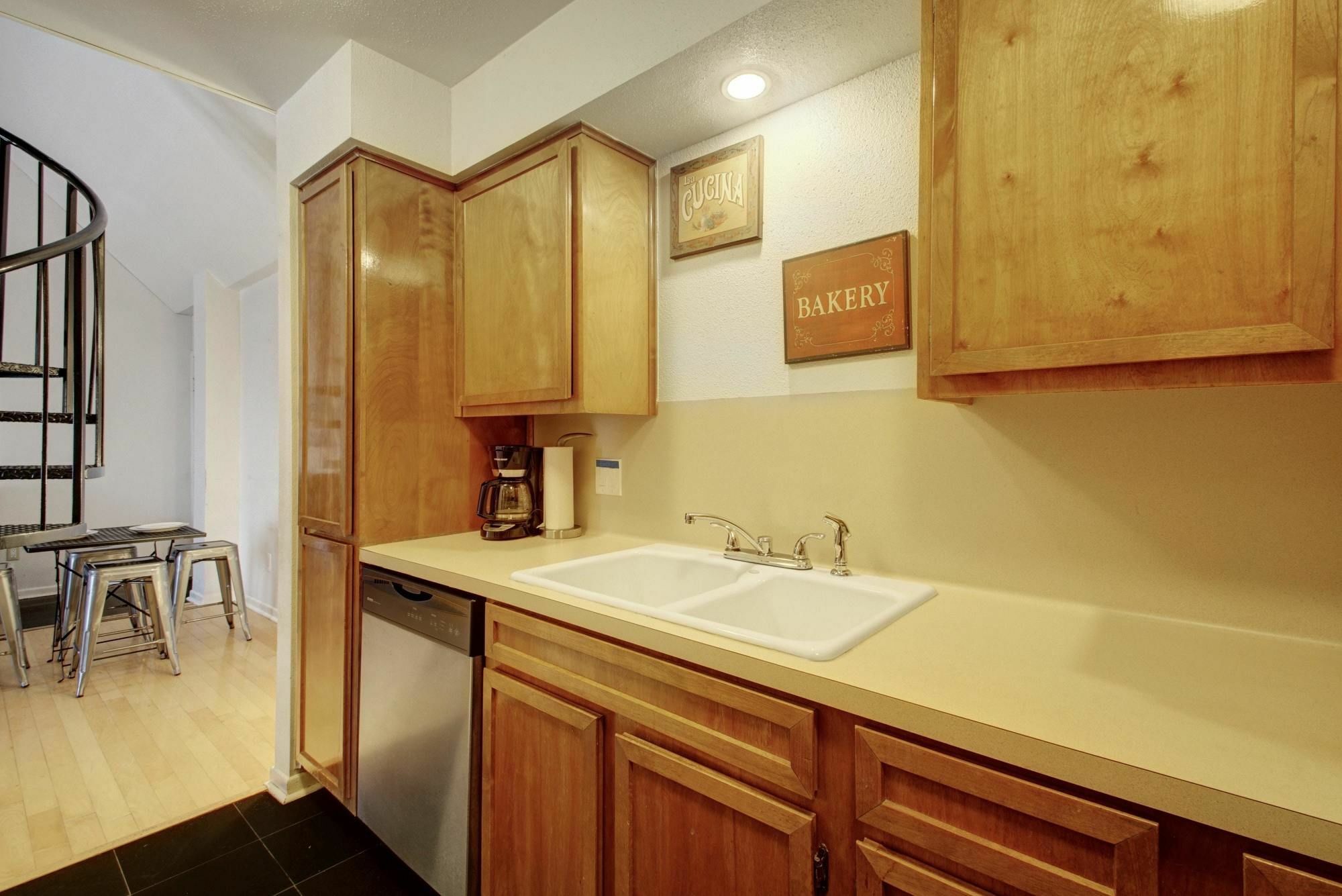 8 Bedroom Downtown Condo By Austinstays Exterior photo